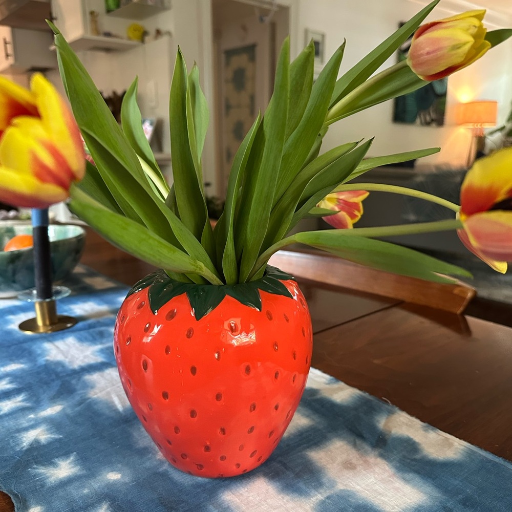 ban.do Vintage Inspired Strawberry Vase, Decorative Ceramic Vase, Large Flower - Picture 4 of 5